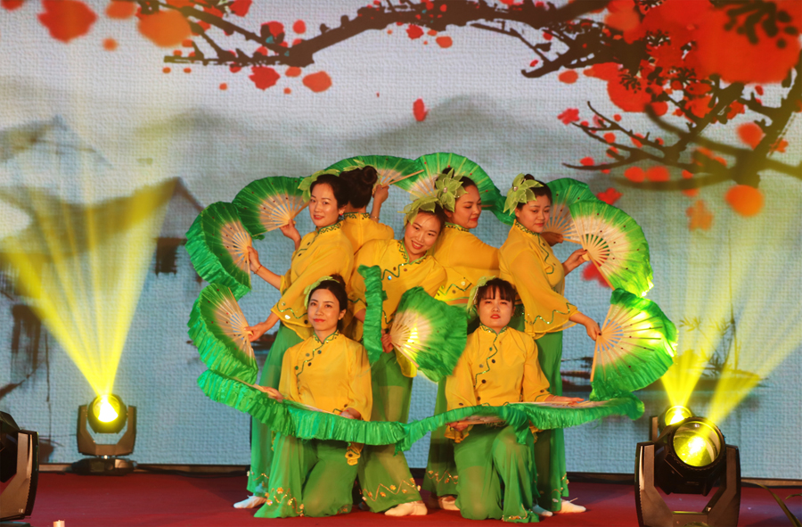 Lewin乐玩官网光电2019年联欢晚会\舞蹈-落花.jpg